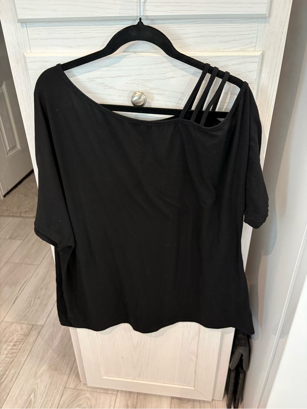 Women’s Black One-Shoulder Strap Short Sleeve Tee